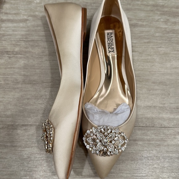 Badgley Mischka light goal flats with cristal stone. Size 8.5 - Picture 4 of 6